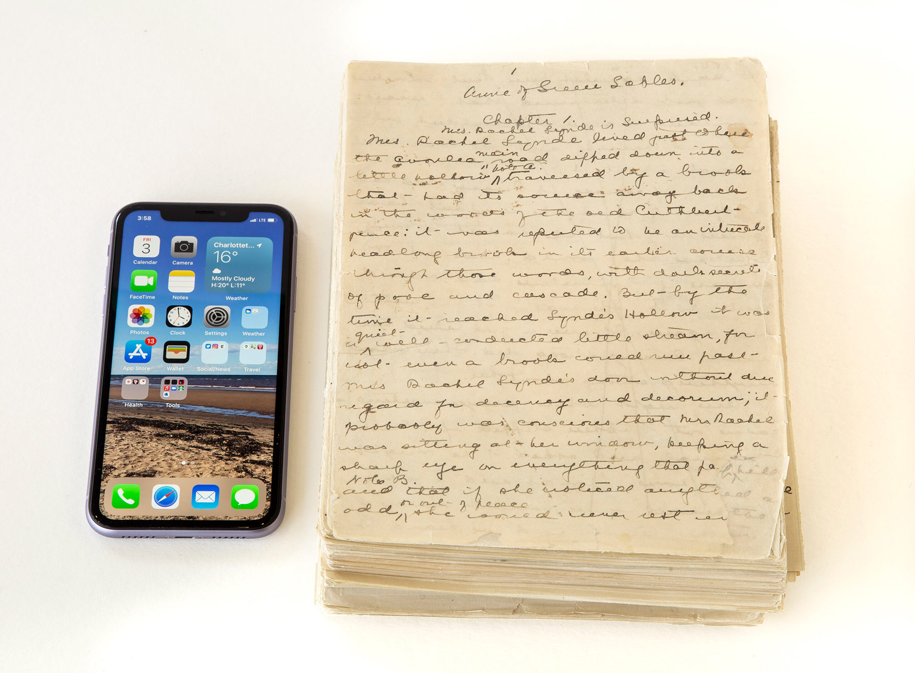 le manuscrit à côté d'un téléphone intelligent pour donner l'échelle