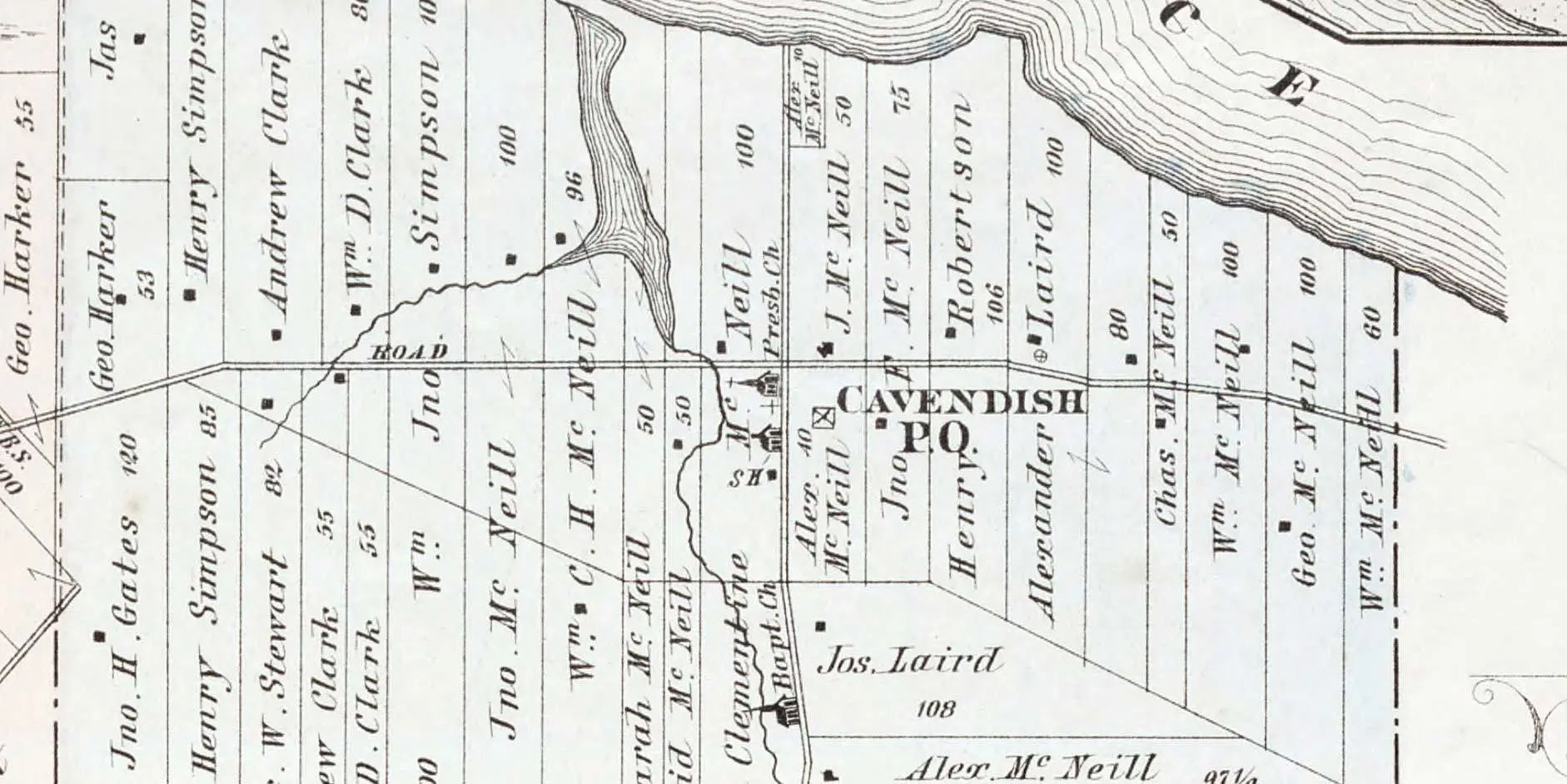 Plan en noir et blanc définissant les limites des nombreuses fermes rectangulaires près du carrefour à Cavendish, chacune identifiée par le nom du propriétaire.
