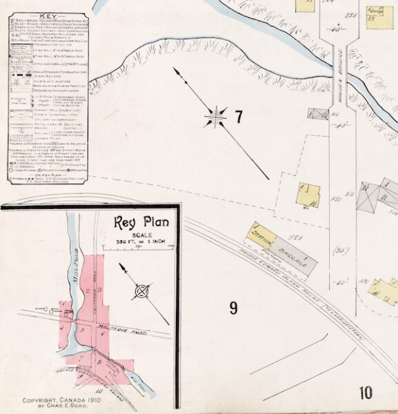 détail de la carte du carrefour d'une petite ville sur une rivière, avec une gare et des voies ferrées qui en traversent le centre