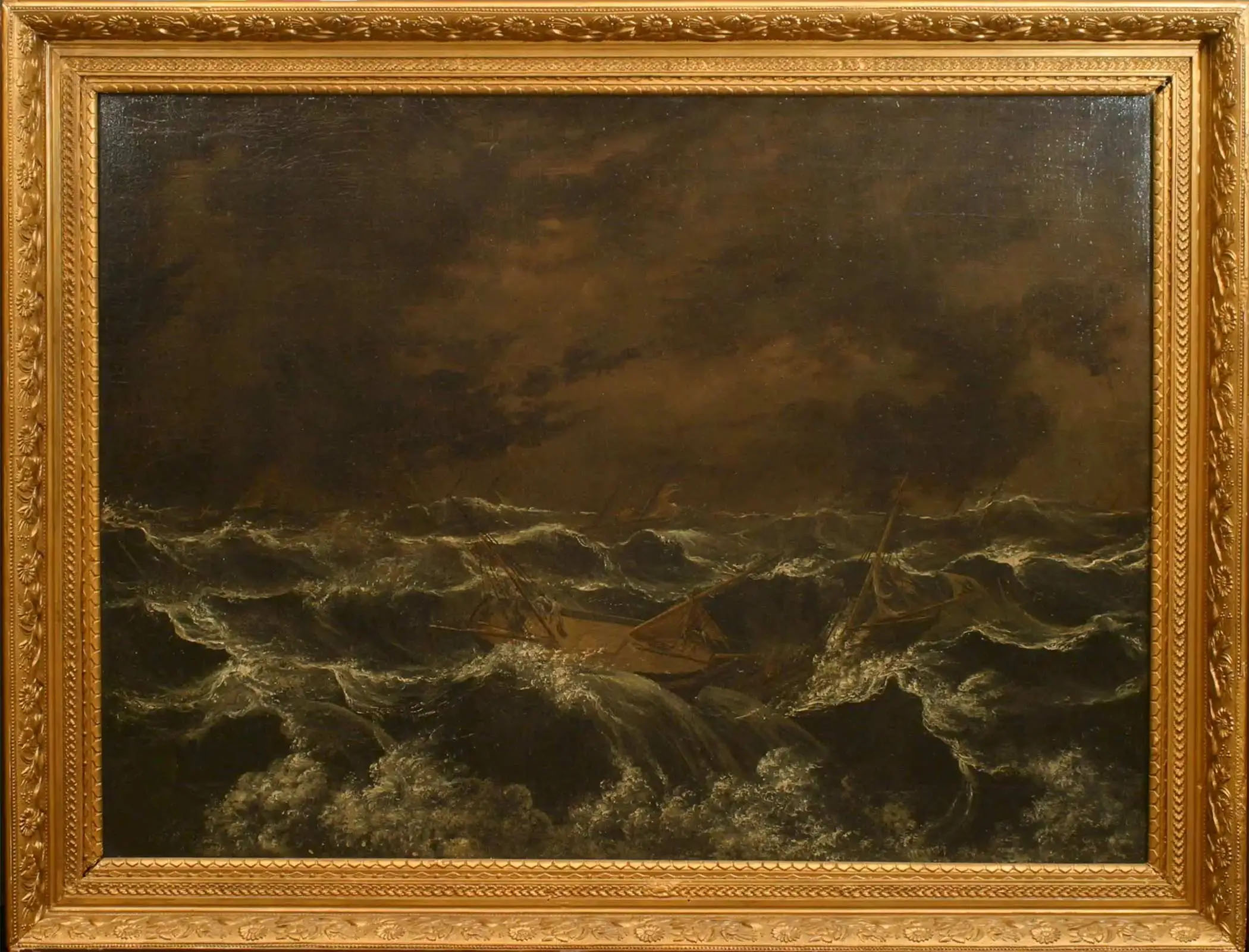 Tableau dramatique illustrant une mer en furie et un navire en train de faire naufrage, dans un cadre doré