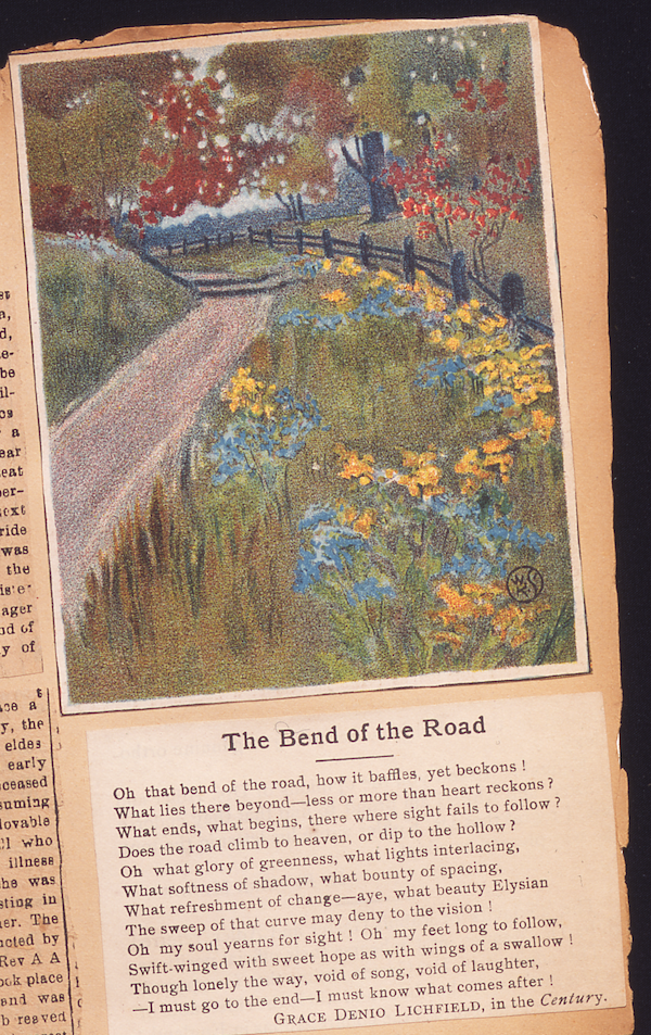 détail du coin d’une page de cahier de coupures sur laquelle on a collé une carte colorée qui montre un sentier bordé de fleurs