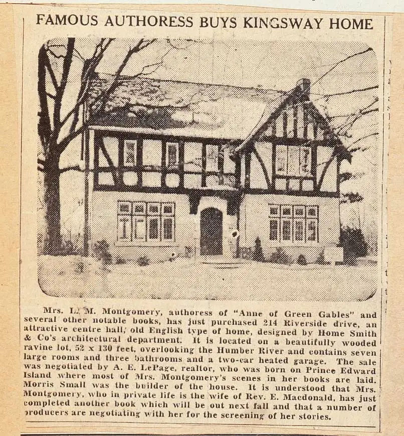 Coupure de journal jaunie où figurent une maison de style Tudor et un court article.